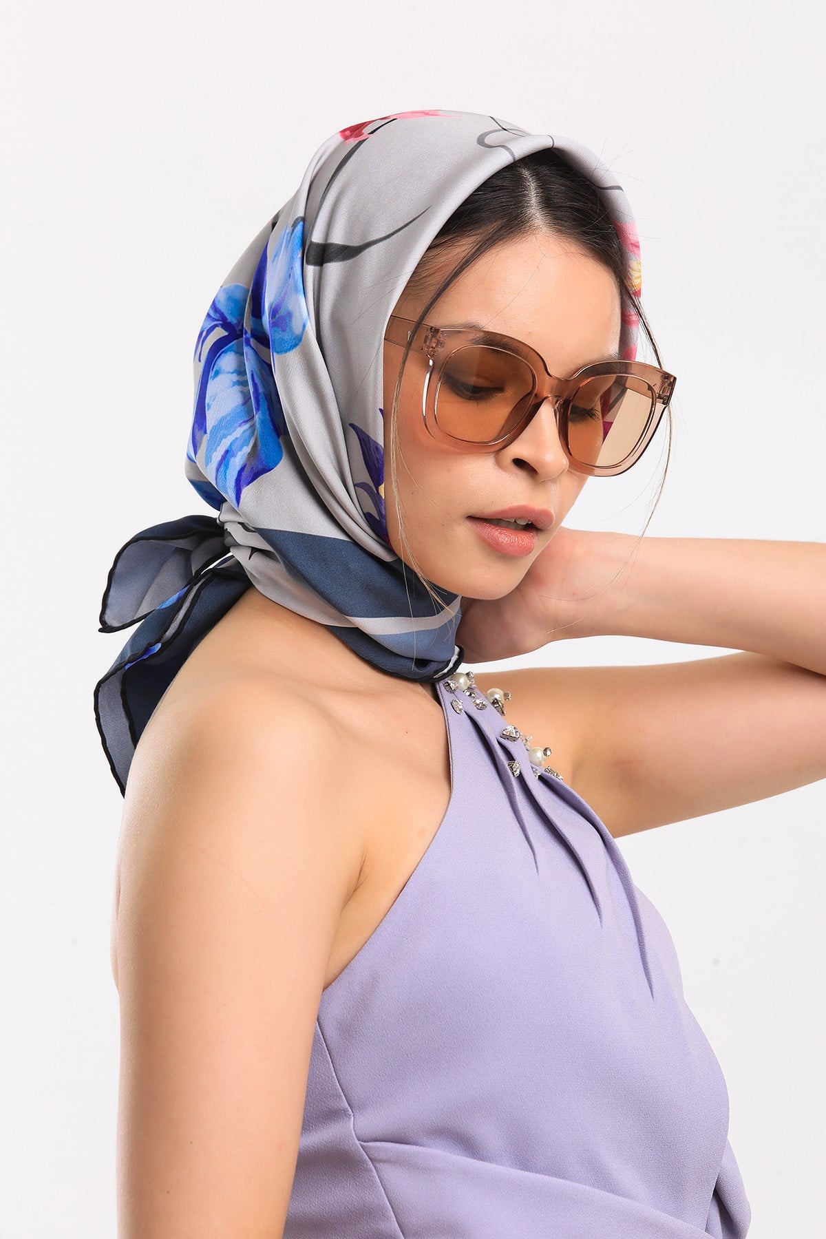 EŞARPÇiçekli Desen Gold Seri Twill Eşarp Askısı ile Birlikte 90x90 cm
