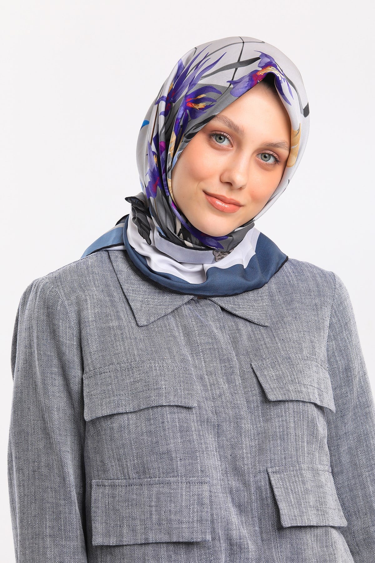 EŞARPÇiçekli Desen Gold Seri Twill Eşarp Askısı ile Birlikte 90x90 cm