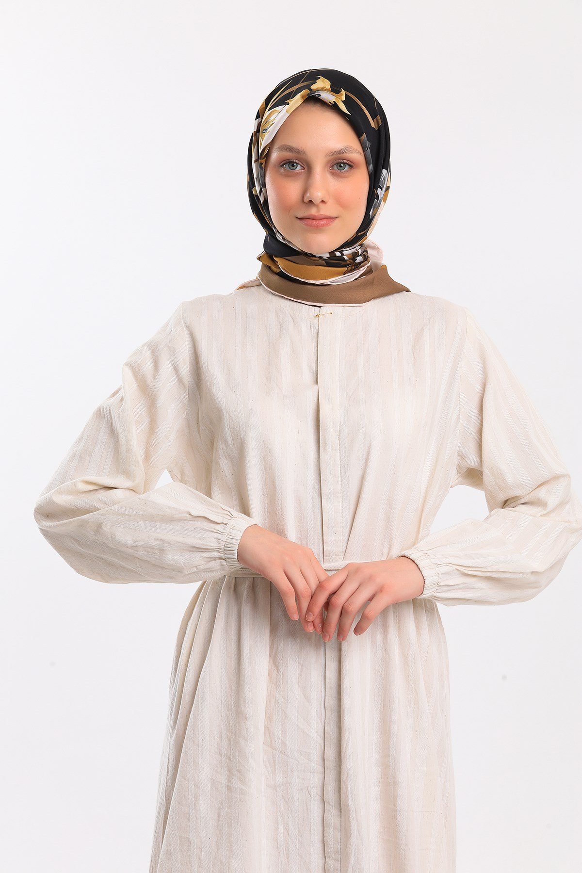 EŞARPÇiçekli Desen Gold Seri Twill Eşarp Askısı ile Birlikte 90x90 cm