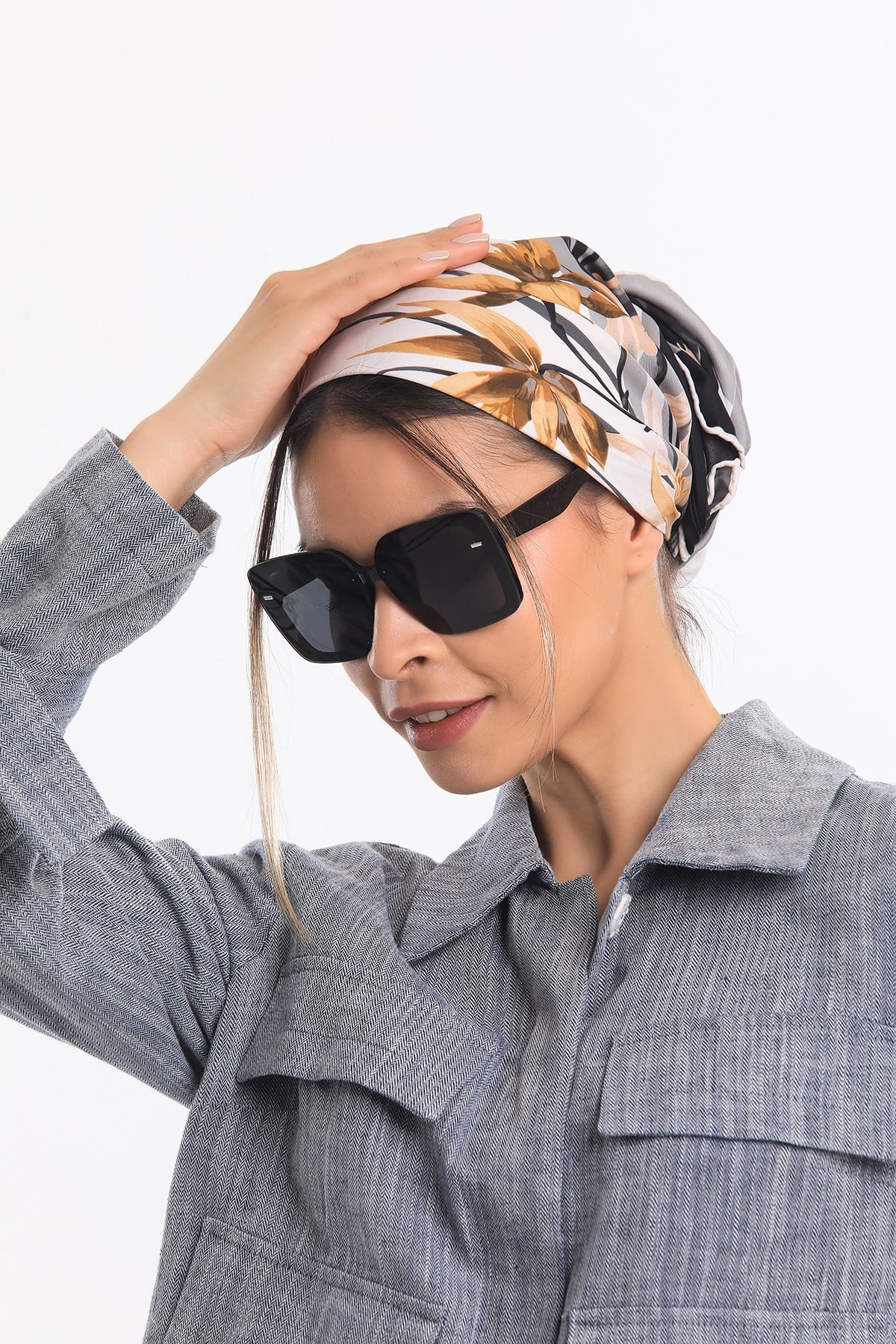 EŞARPÇiçekli Desen Gold Seri Twill Eşarp Askısı ile Birlikte 90x90 cm