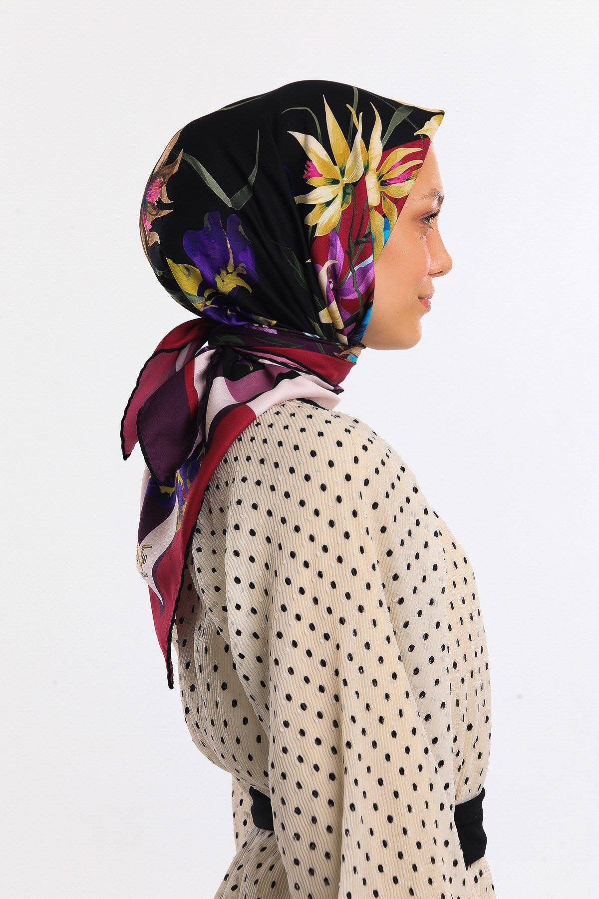 EŞARPÇiçekli Desen Gold Seri Twill Eşarp Askısı ile Birlikte 90x90 cm