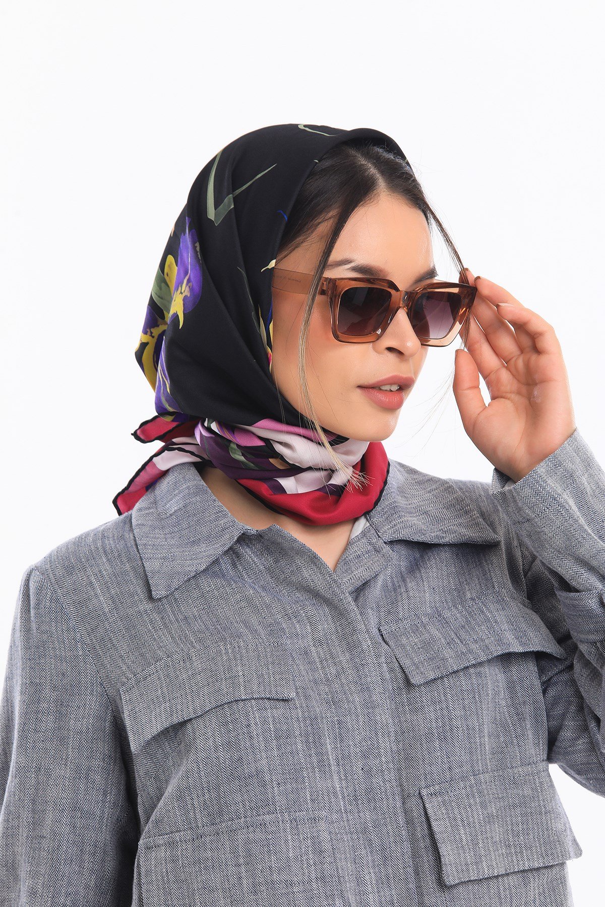 EŞARPÇiçekli Desen Gold Seri Twill Eşarp Askısı ile Birlikte 90x90 cm