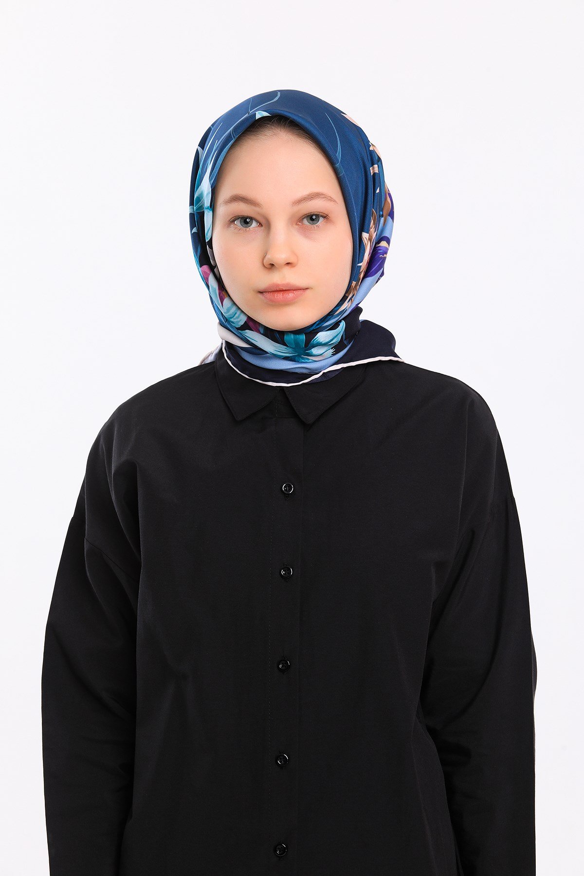 EŞARPÇiçekli Desen Gold Seri Twill Eşarp Askısı ile Birlikte 90x90 cm
