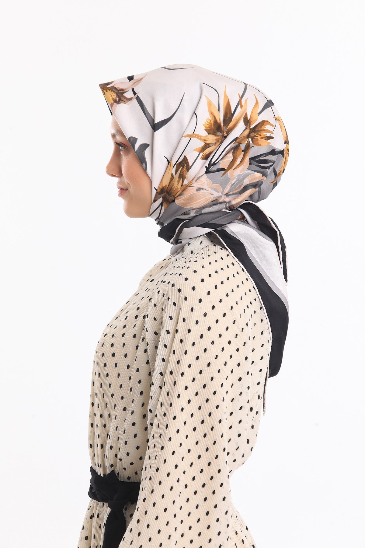 EŞARPÇiçekli Desen Gold Seri Twill Eşarp Askısı ile Birlikte 90x90 cm