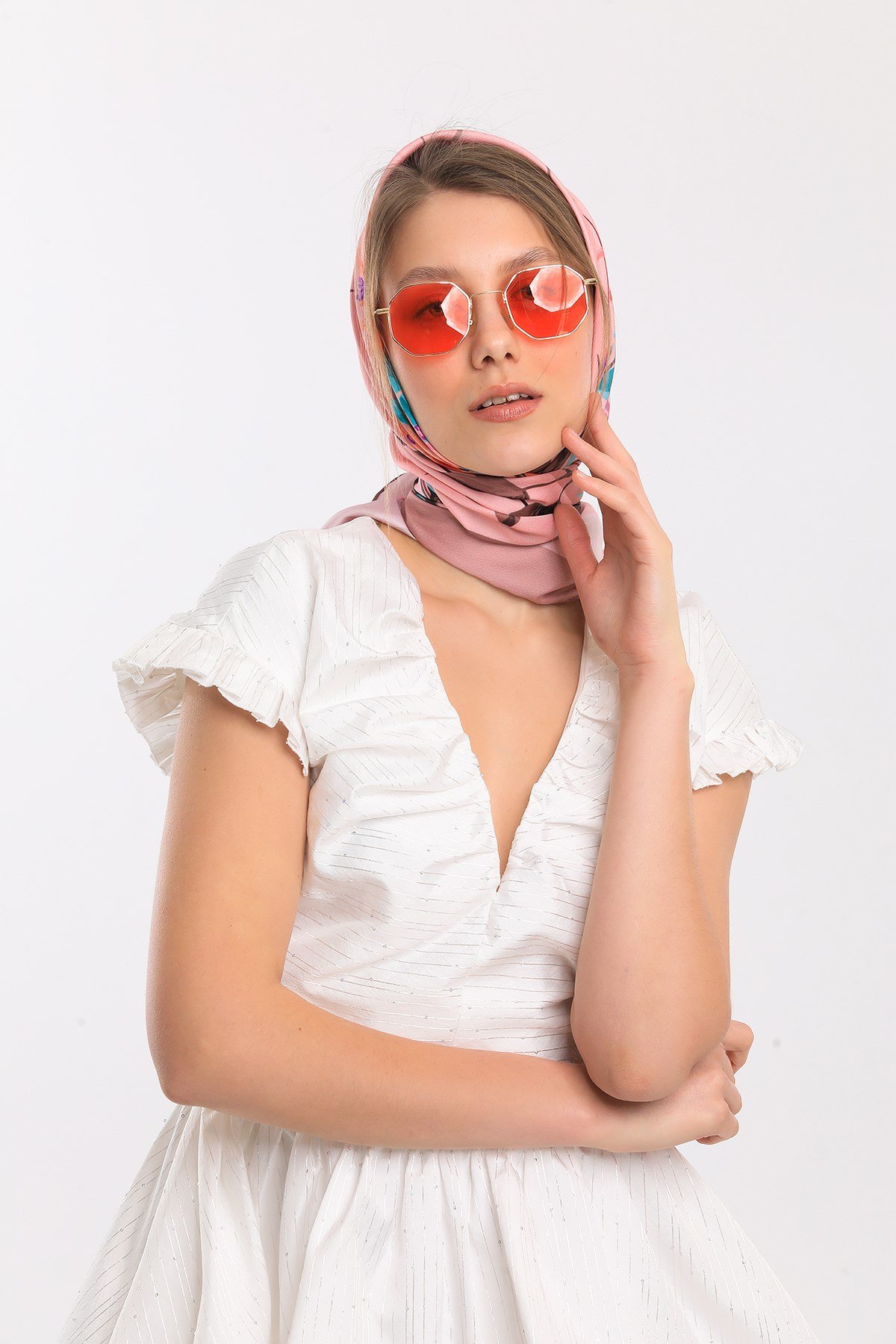 EŞARPÇiçekli Desen Gold Seri Twill Eşarp Askısı ile Birlikte 90x90 cm