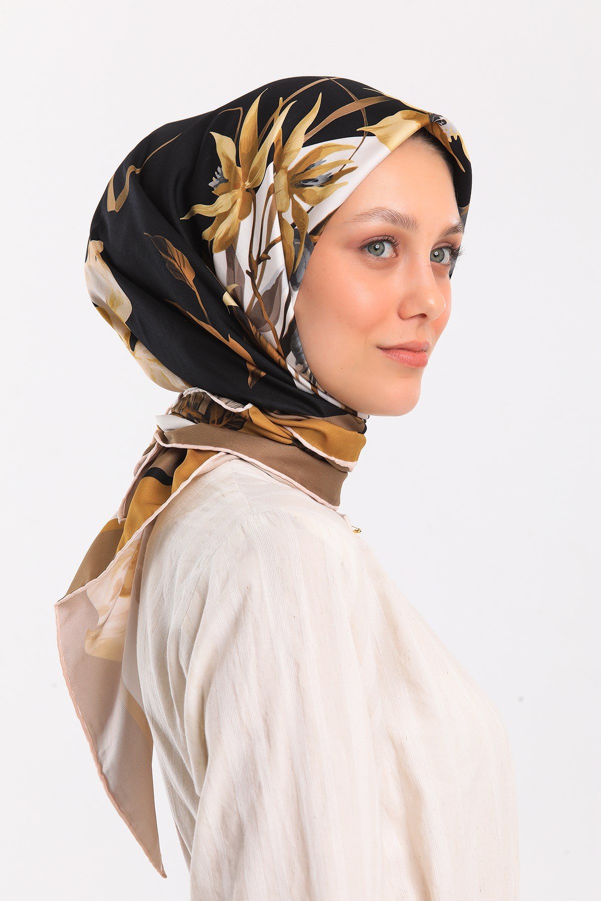 EŞARPÇiçekli Desen Gold Seri Twill Eşarp Askısı ile Birlikte 90x90 cm
