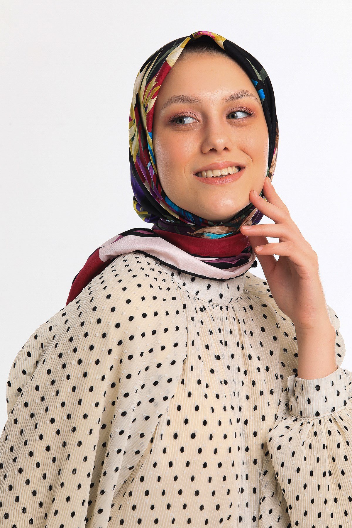 EŞARPÇiçekli Desen Gold Seri Twill Eşarp Askısı ile Birlikte 90x90 cm