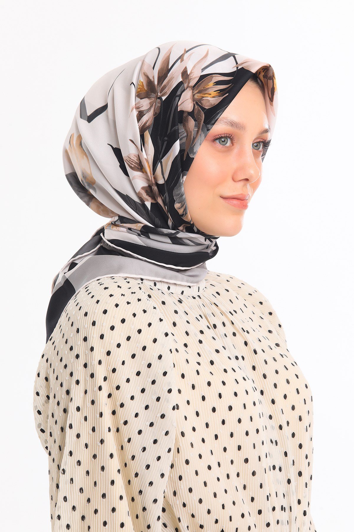 EŞARPÇiçekli Desen Gold Seri Twill Eşarp Askısı ile Birlikte 90x90 cm