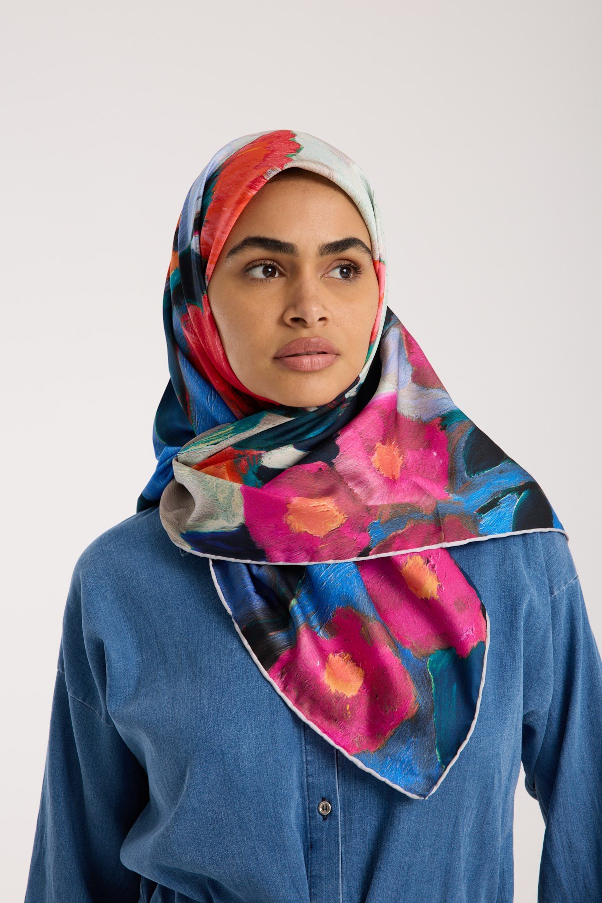 EŞARPÇiçekli Desen Gold Seri Twill Eşarp Askısı ile Birlikte 90x90 cm