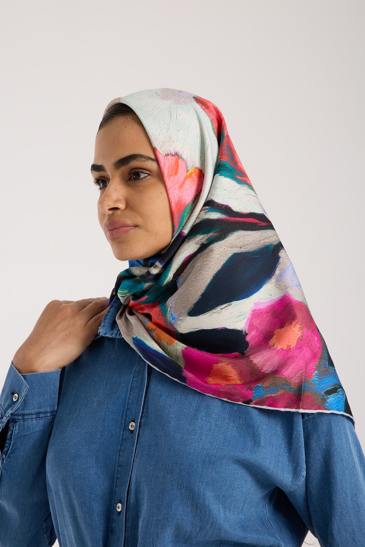 EŞARPÇiçekli Desen Gold Seri Twill Eşarp Askısı ile Birlikte 90x90 cm