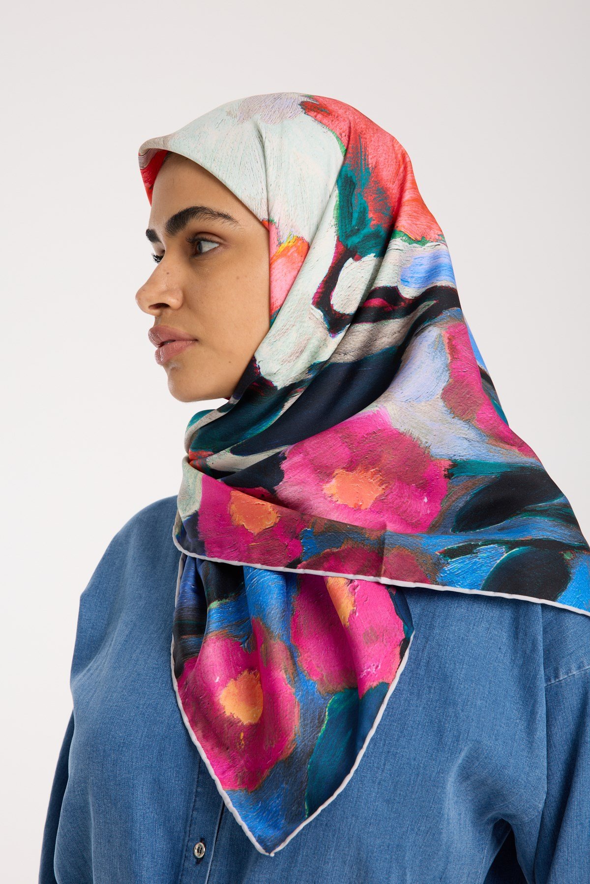 EŞARPÇiçekli Desen Gold Seri Twill Eşarp Askısı ile Birlikte 90x90 cm