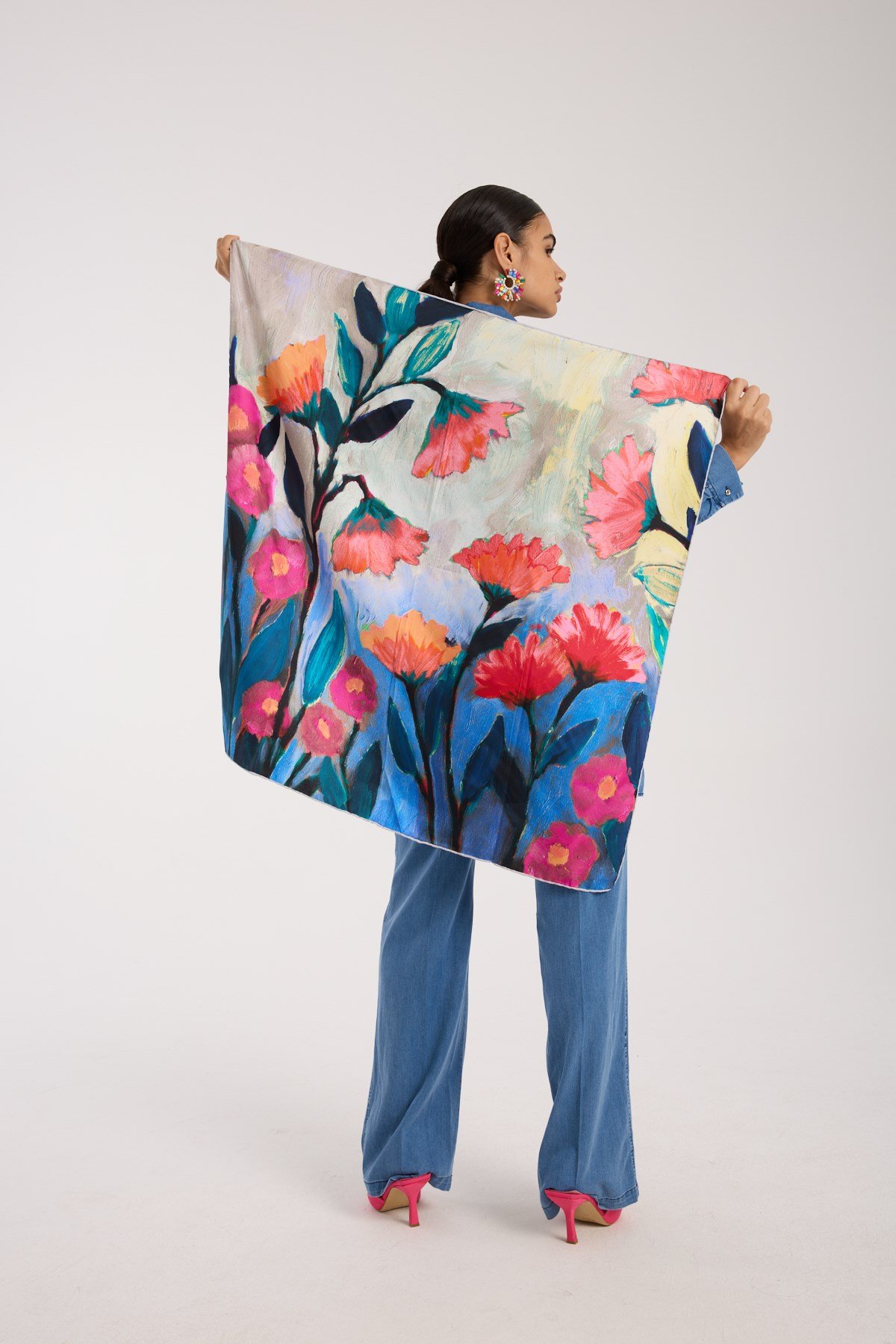 EŞARPÇiçekli Desen Gold Seri Twill Eşarp Askısı ile Birlikte 90x90 cm