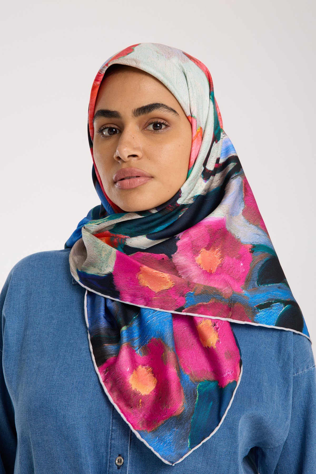 EŞARPÇiçekli Desen Gold Seri Twill Eşarp Askısı ile Birlikte 90x90 cm