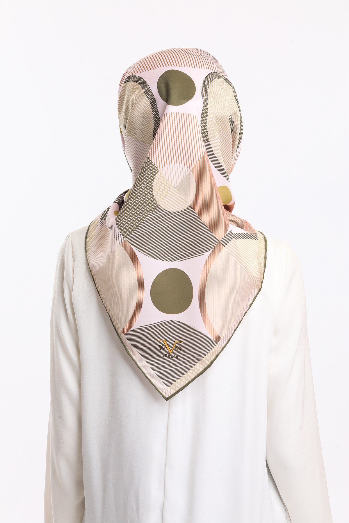 ScarfGeometrik Desen Gold Seri Twill Eşarp Askısı ile Birlikte 90x90 cm