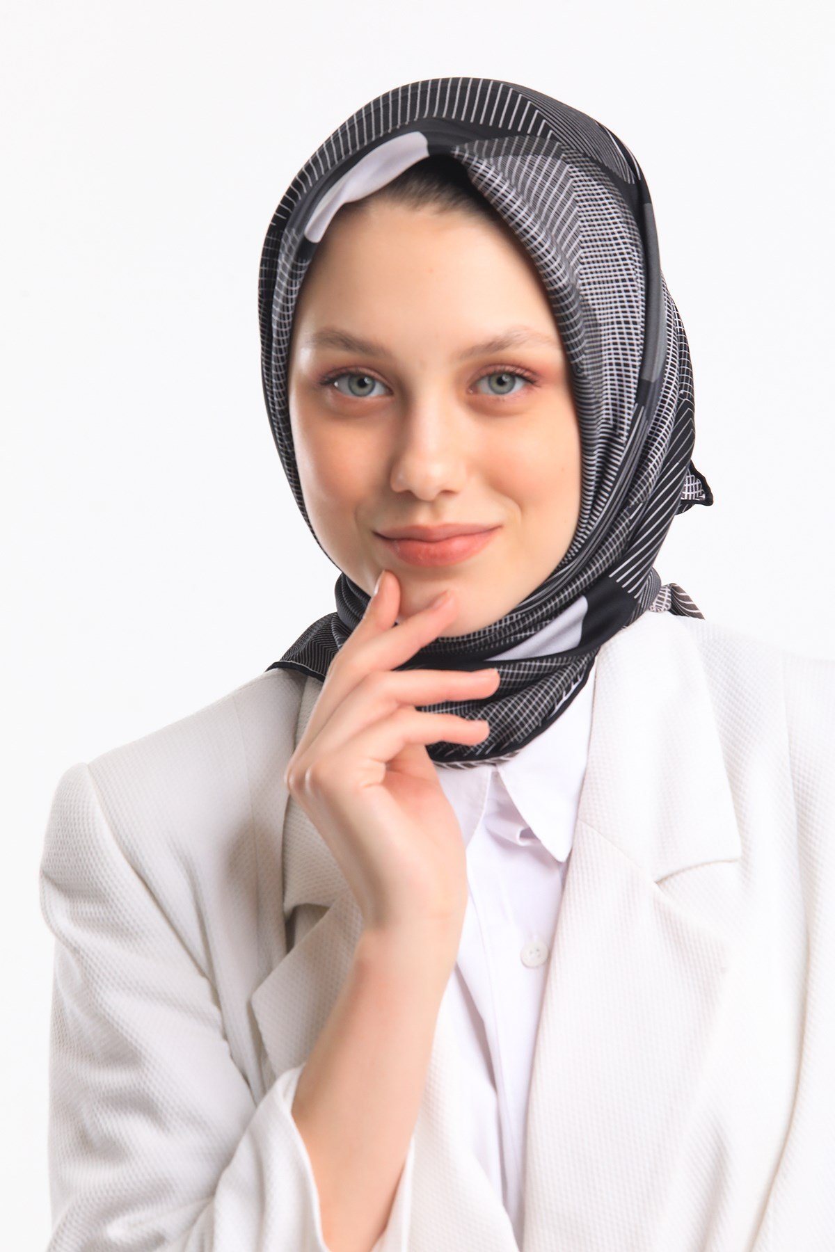 EŞARPGeometrik Desen Gold Seri Twill Eşarp Askısı ile Birlikte 90x90 cm