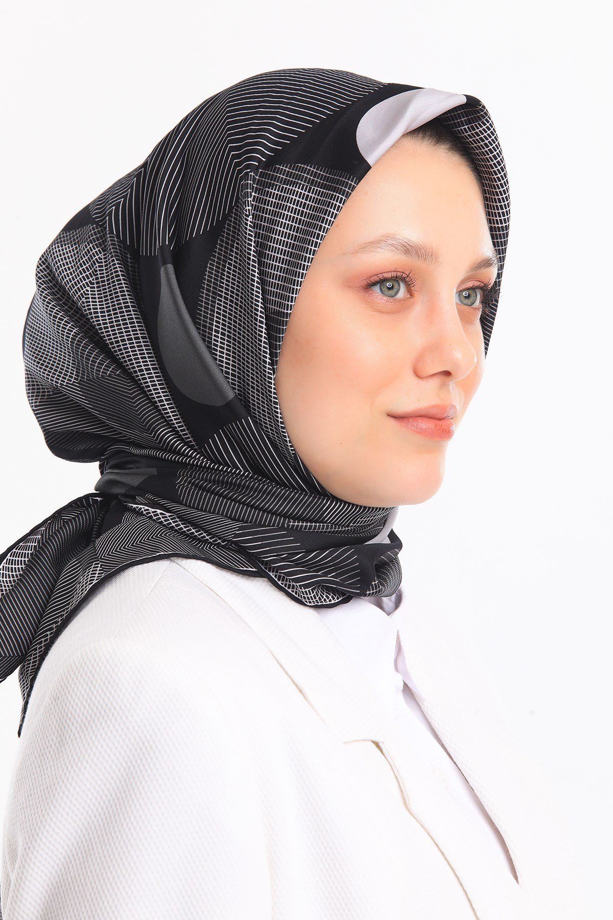 EŞARPGeometrik Desen Gold Seri Twill Eşarp Askısı ile Birlikte 90x90 cm