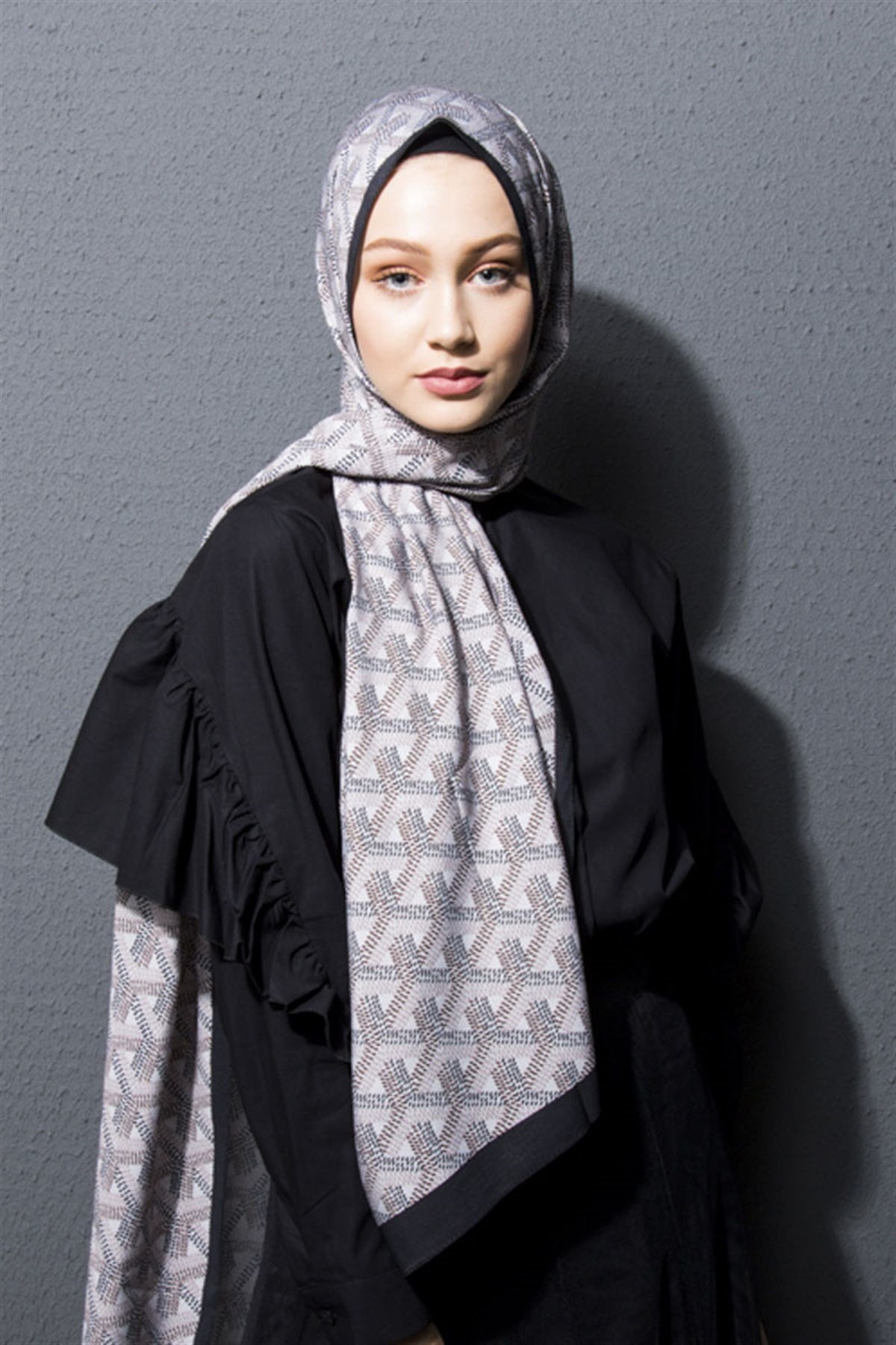 MODAL ŞALGeometrik Desen Modal Seri Şal Askısı ile Birlikte 75x200 cm