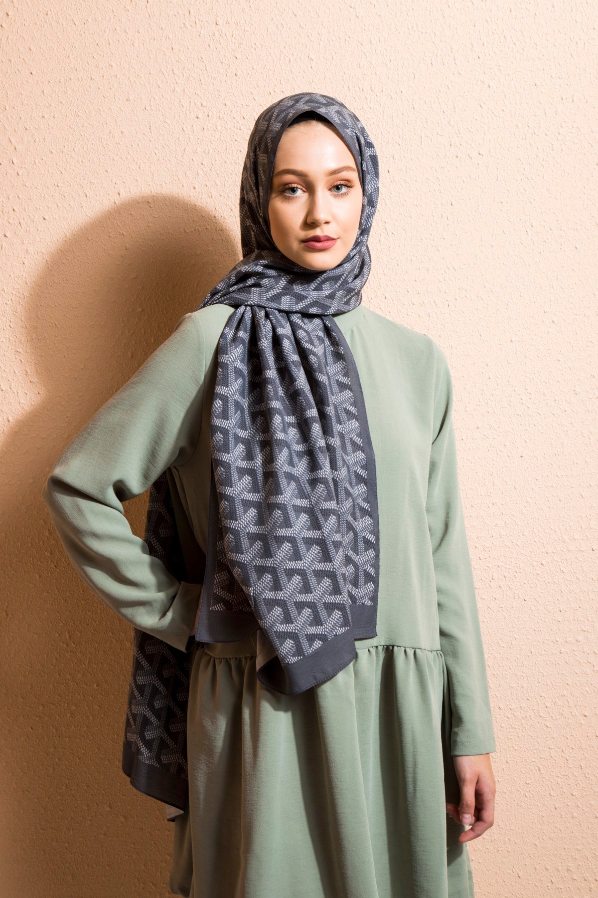MODAL ŞALGeometrik Desen Modal Seri Şal Askısı ile Birlikte 75x200 cm