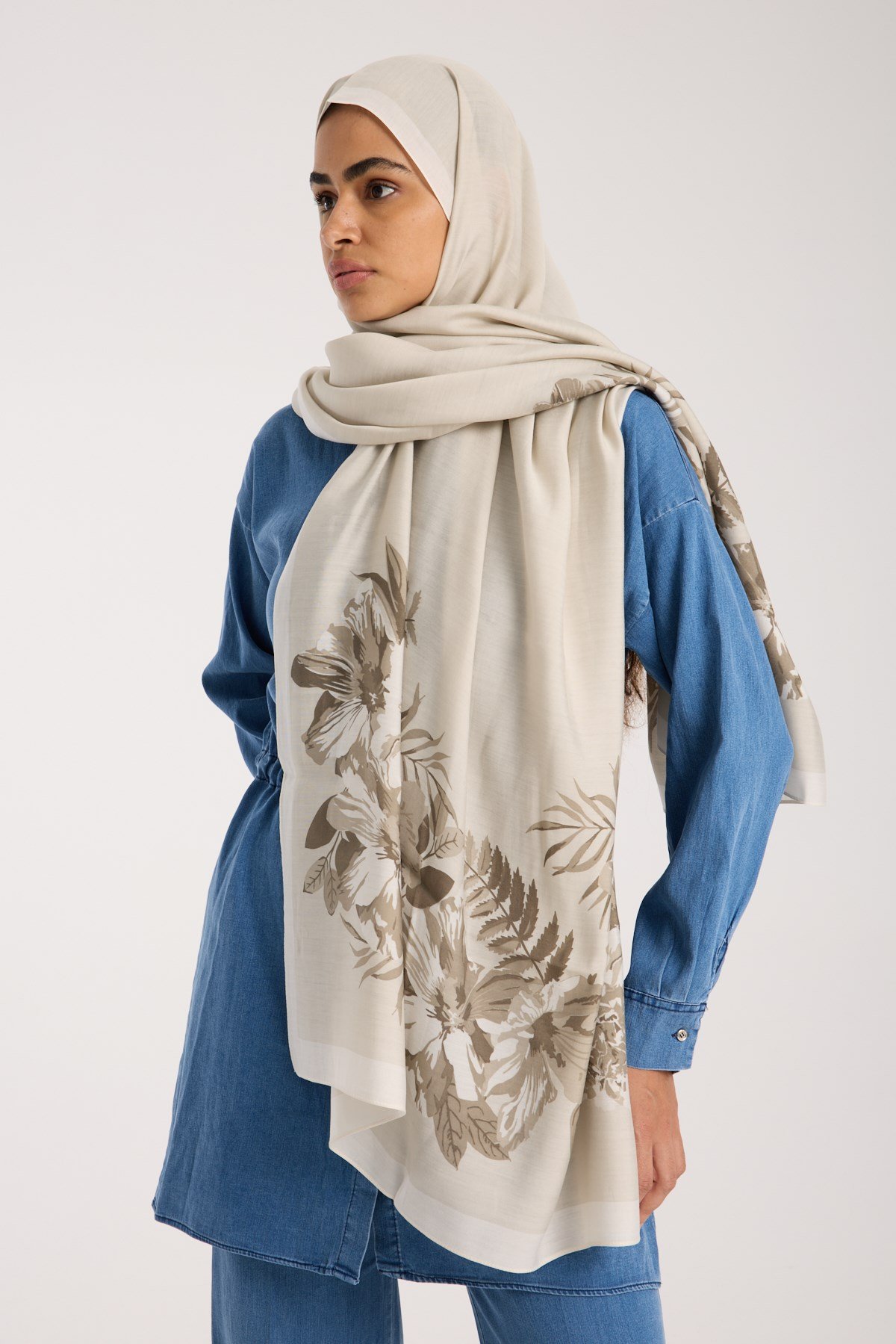 MODAL ŞALÇiçekli Desen Modal Seri Şal Askısı ile Birlikte 75x200 cm