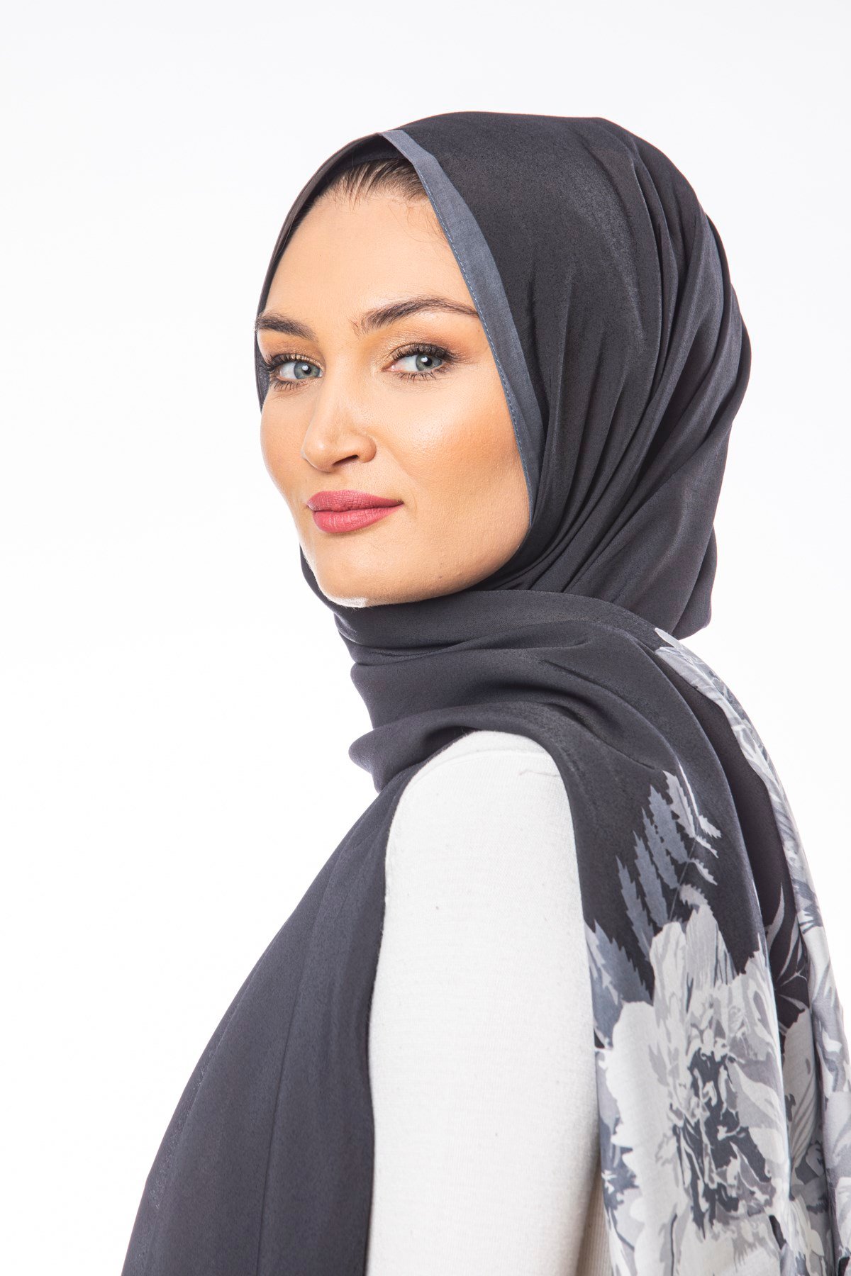 MODAL ŞALÇiçekli Desen Modal Seri Şal Askısı ile Birlikte 75x200 cm