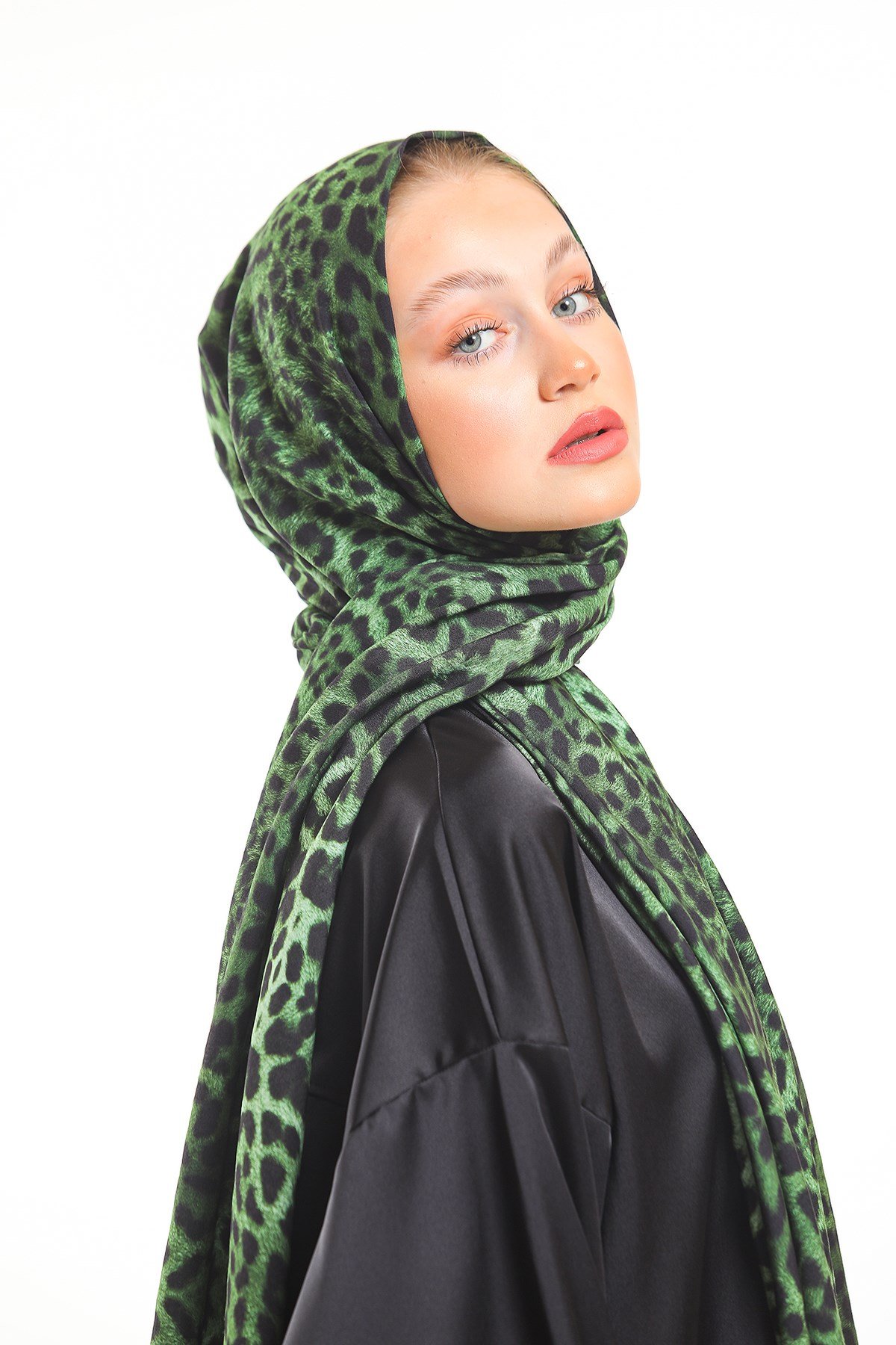 MODAL ŞALLeopar Desen Modal Seri Şal Askısı İle Birlikte 75x200 cm