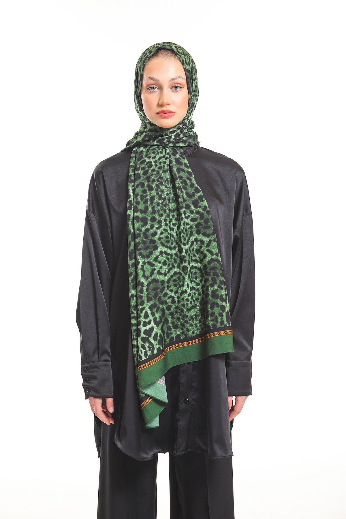 MODAL ŞALLeopar Desen Modal Seri Şal Askısı İle Birlikte 75x200 cm