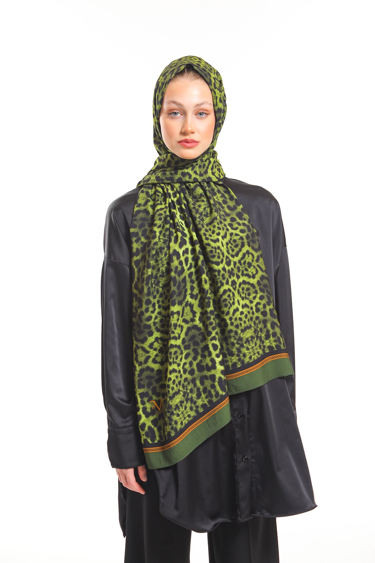 MODAL ŞALLeopar Desen Modal Seri Şal Askısı İle Birlikte 75x200 cm