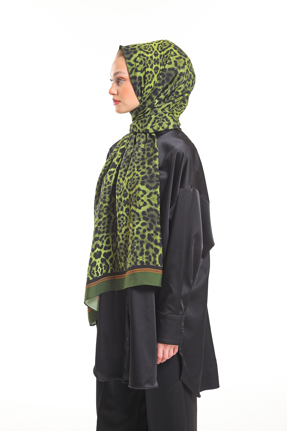 MODAL ŞALLeopar Desen Modal Seri Şal Askısı İle Birlikte 75x200 cm