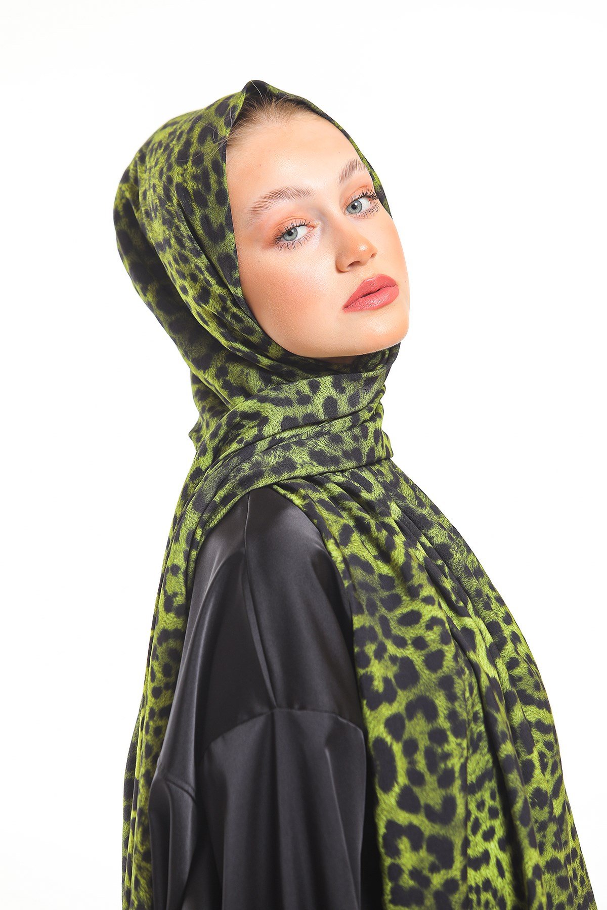 MODAL ŞALLeopar Desen Modal Seri Şal Askısı İle Birlikte 75x200 cm