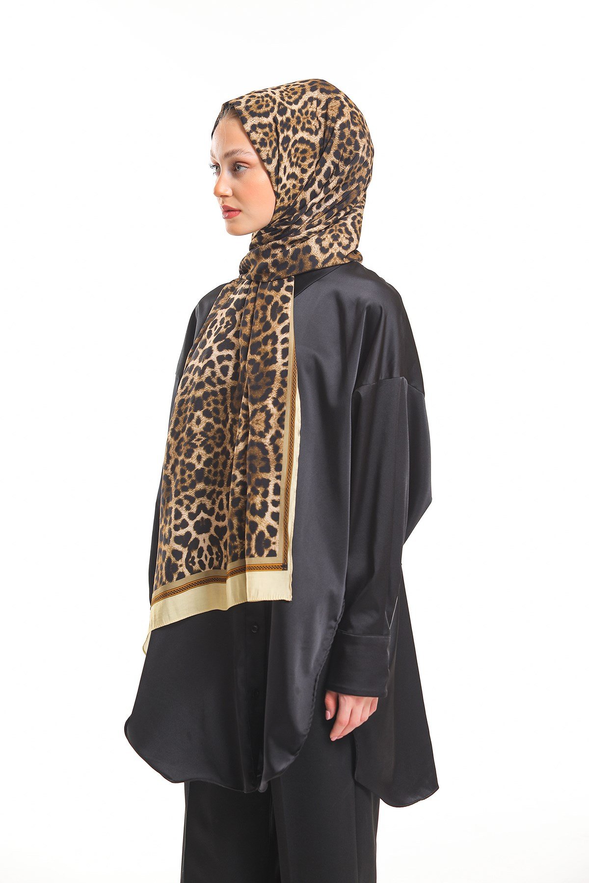 MODAL ŞALLeopar Desen Modal Seri Şal Askısı İle Birlikte 75x200 cm