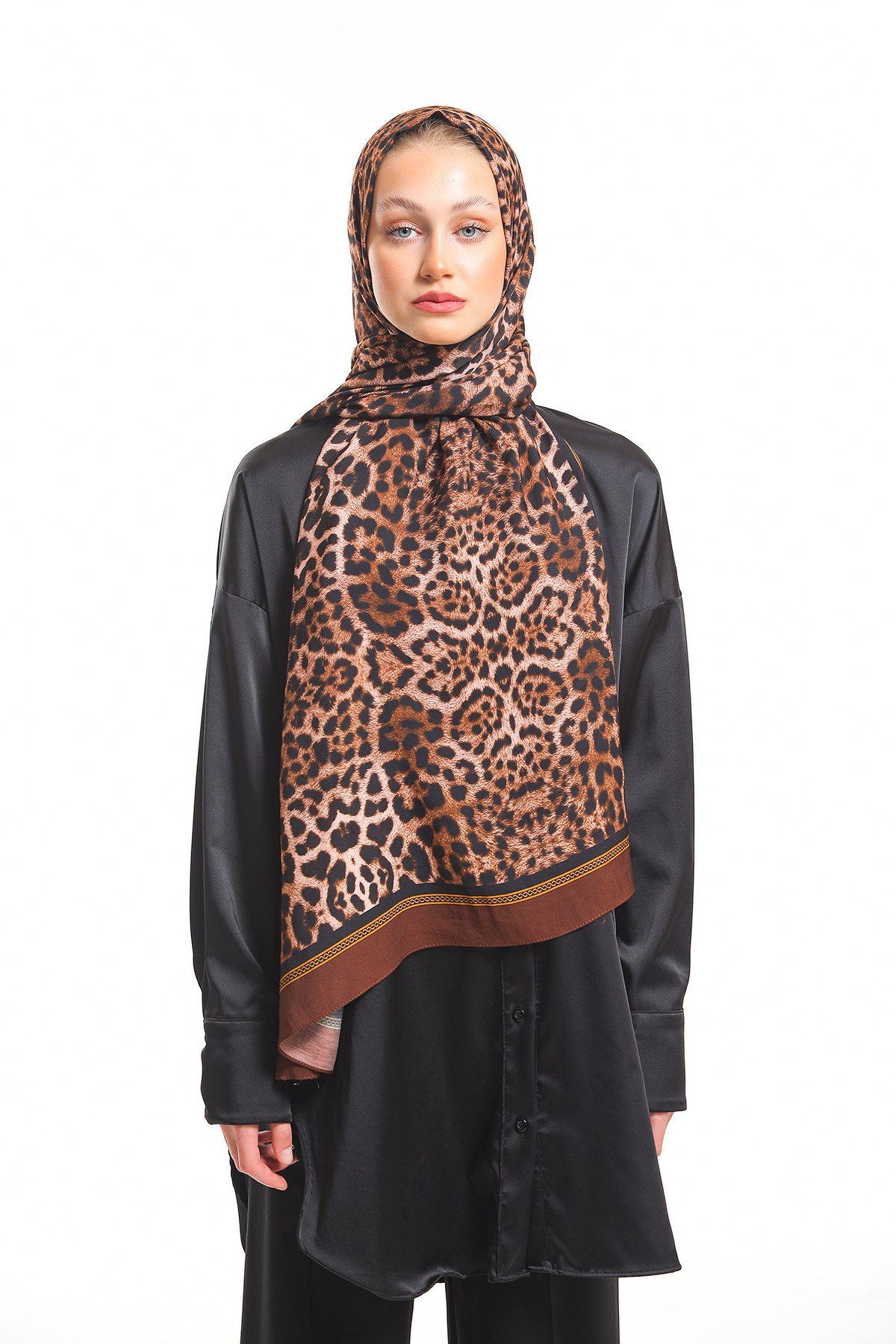 MODAL ŞALLeopar Desen Modal Seri Şal Askısı İle Birlikte 75x200 cm