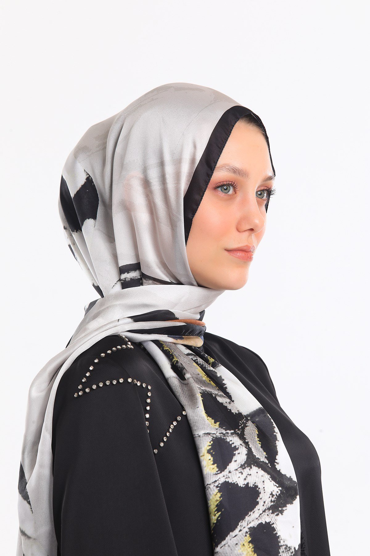 DORA SATEN SERİ ŞALKelebek Desen Dora Saten Seri Şal Askısı İle Birlikte 75x200 cm