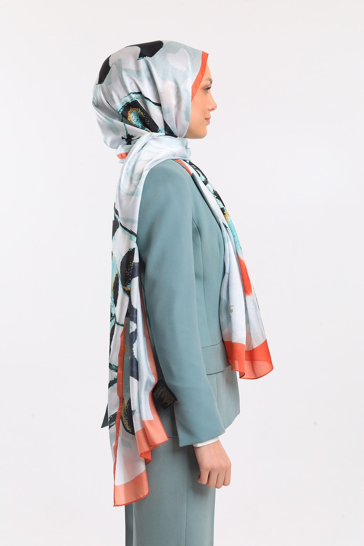 DORA SATEN SERİ ŞALKelebek Desen Dora Saten Seri Şal Askısı İle Birlikte 75x200 cm