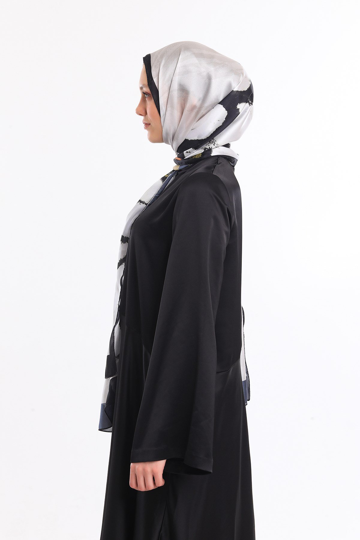 DORA SATEN SERİ ŞALKelebek Desen Dora Saten Seri Şal Askısı İle Birlikte 75x200 cm