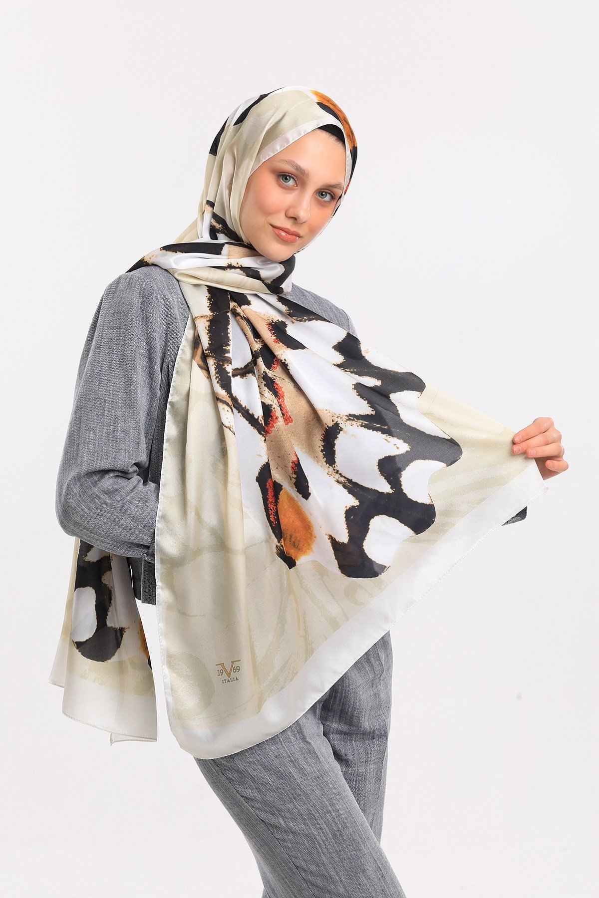 DORA SATEN SERİ ŞALKelebek Desen Dora Saten Seri Şal Askısı İle Birlikte 75x200 cm