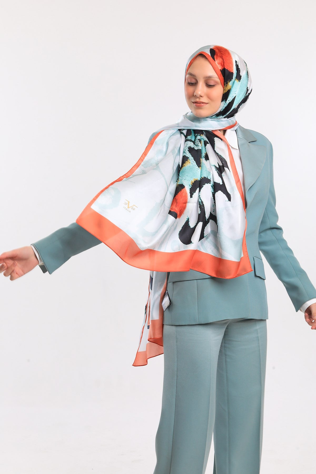 DORA SATEN SERİ ŞALKelebek Desen Dora Saten Seri Şal Askısı İle Birlikte 75x200 cm