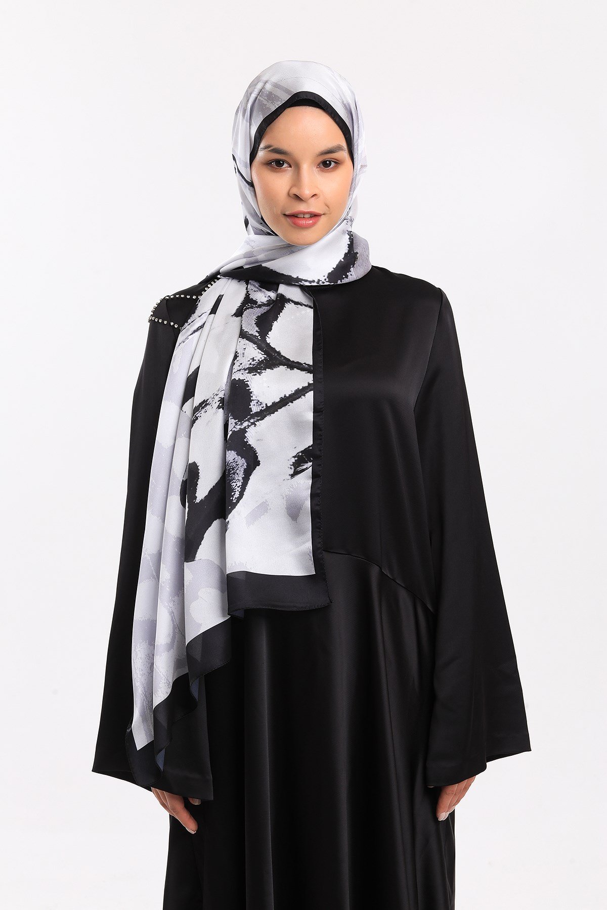 DORA SATEN SERİ ŞALKelebek Desen Dora Saten Seri Şal Askısı İle Birlikte 75x200 cm