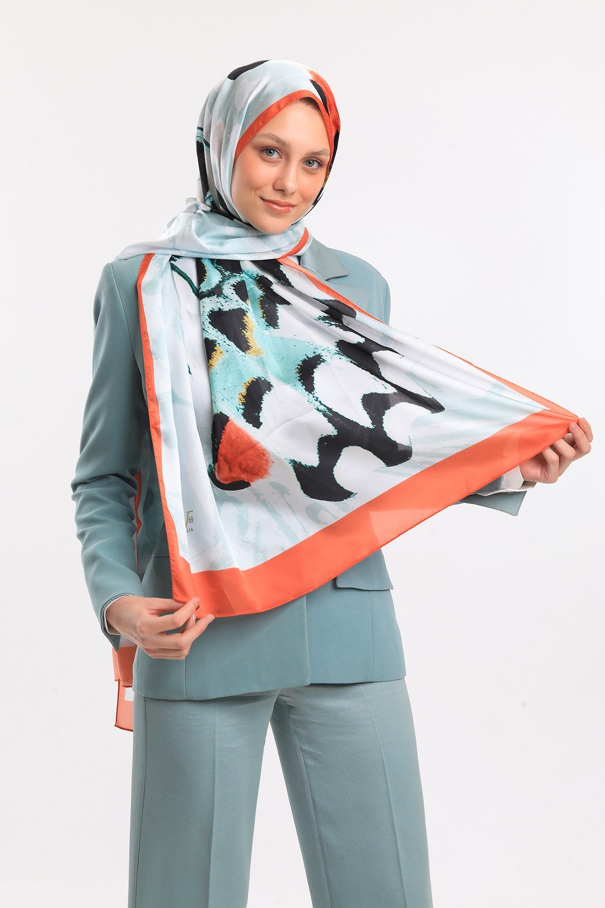 DORA SATEN SERİ ŞALKelebek Desen Dora Saten Seri Şal Askısı İle Birlikte 75x200 cm