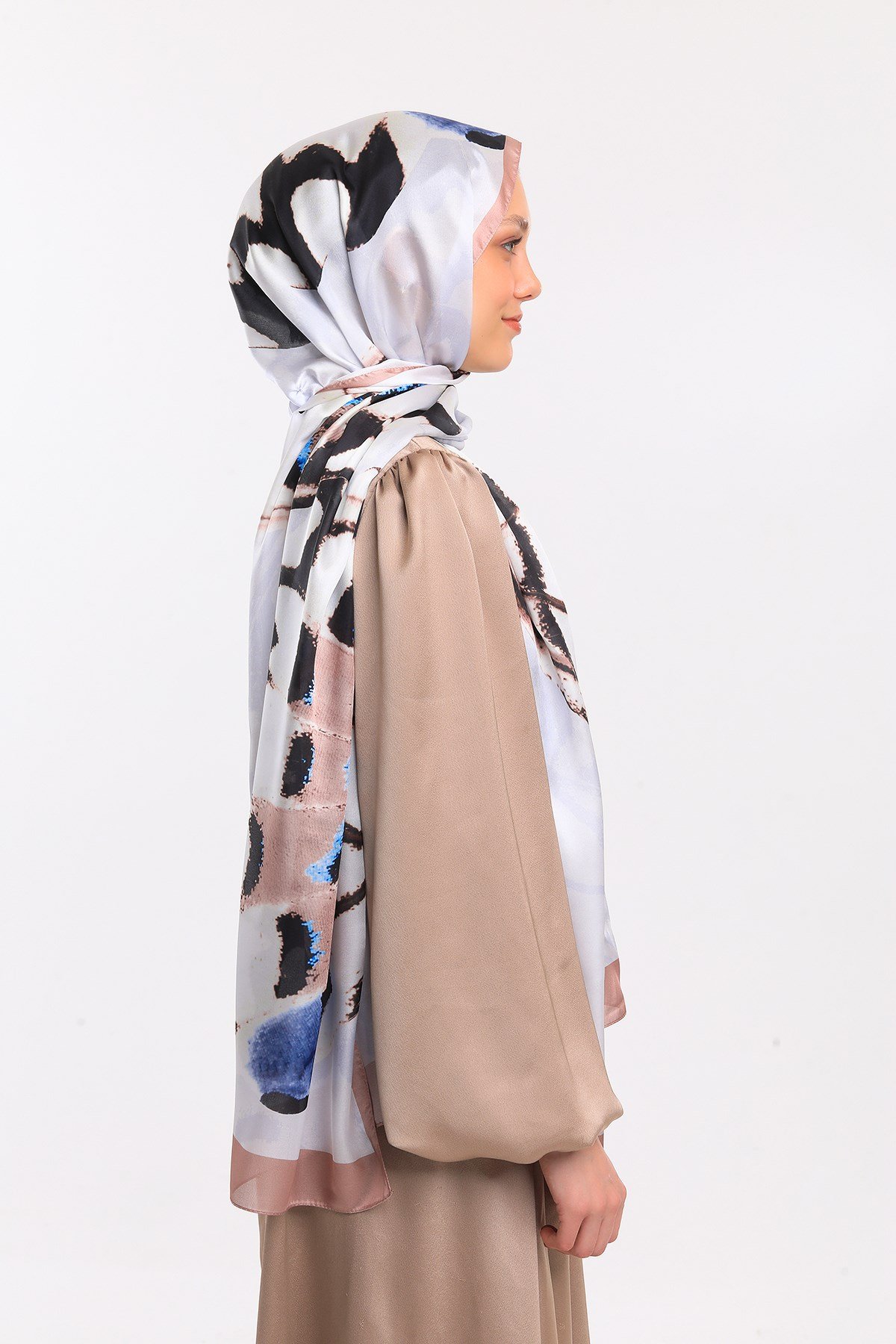 DORA SATEN SERİ ŞALKelebek Desen Dora Saten Seri Şal Askısı İle Birlikte 75x200 cm