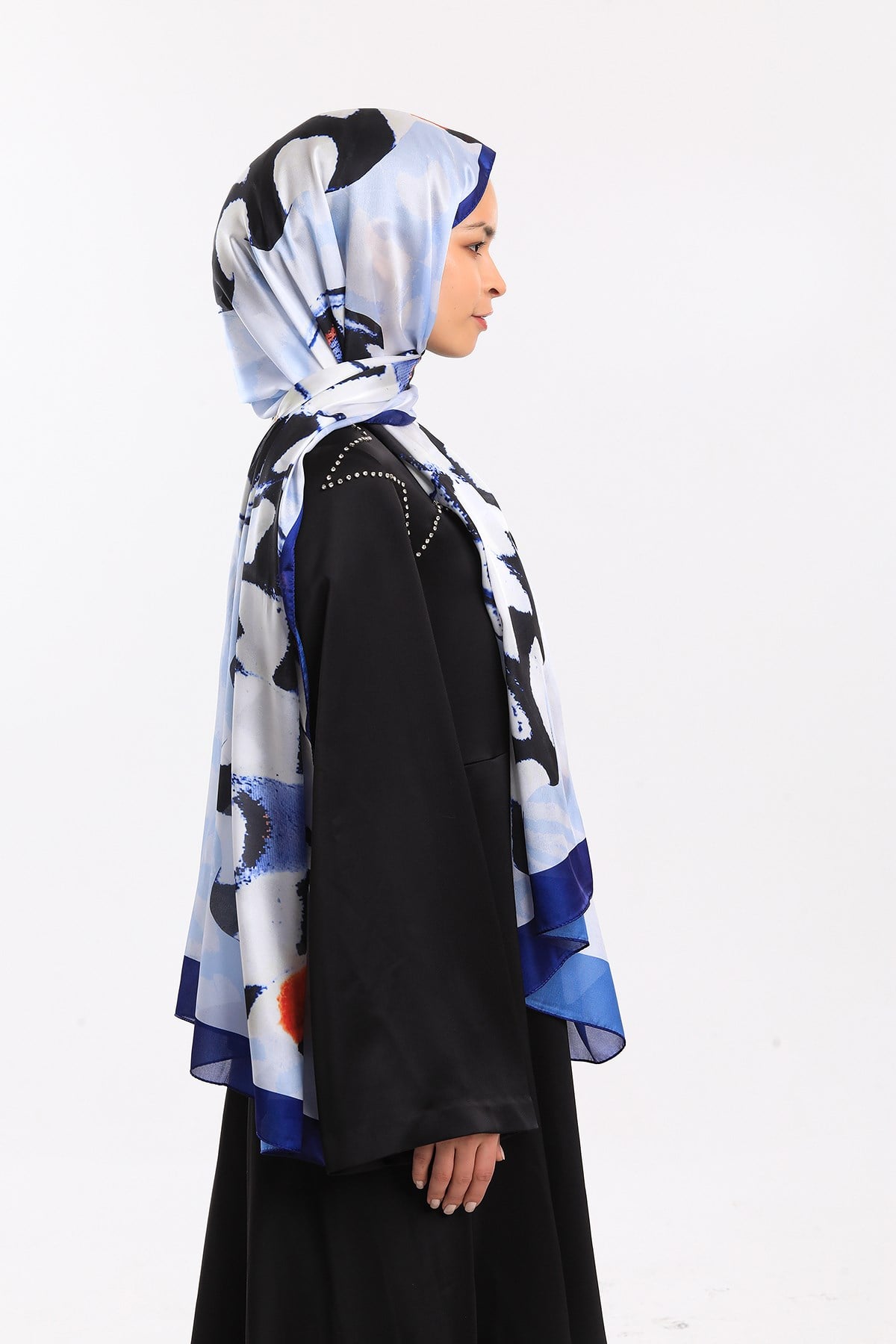 DORA SATEN SERİ ŞALKelebek Desen Dora Saten Seri Şal Askısı İle Birlikte 75x200 cm