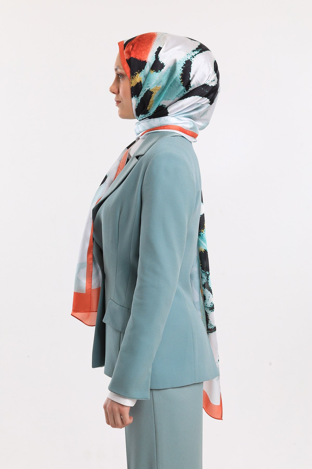 DORA SATEN SERİ ŞALKelebek Desen Dora Saten Seri Şal Askısı İle Birlikte 75x200 cm
