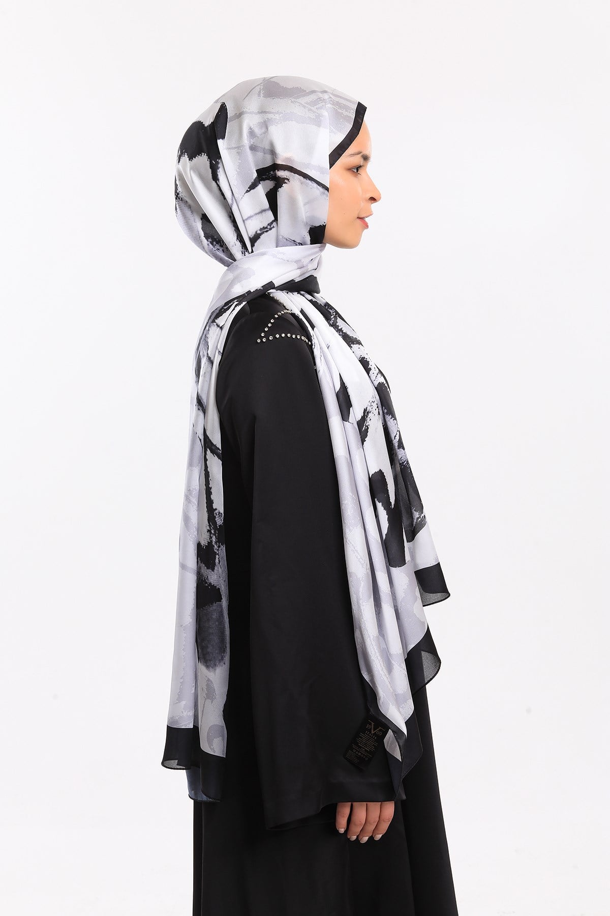 DORA SATEN SERİ ŞALKelebek Desen Dora Saten Seri Şal Askısı İle Birlikte 75x200 cm