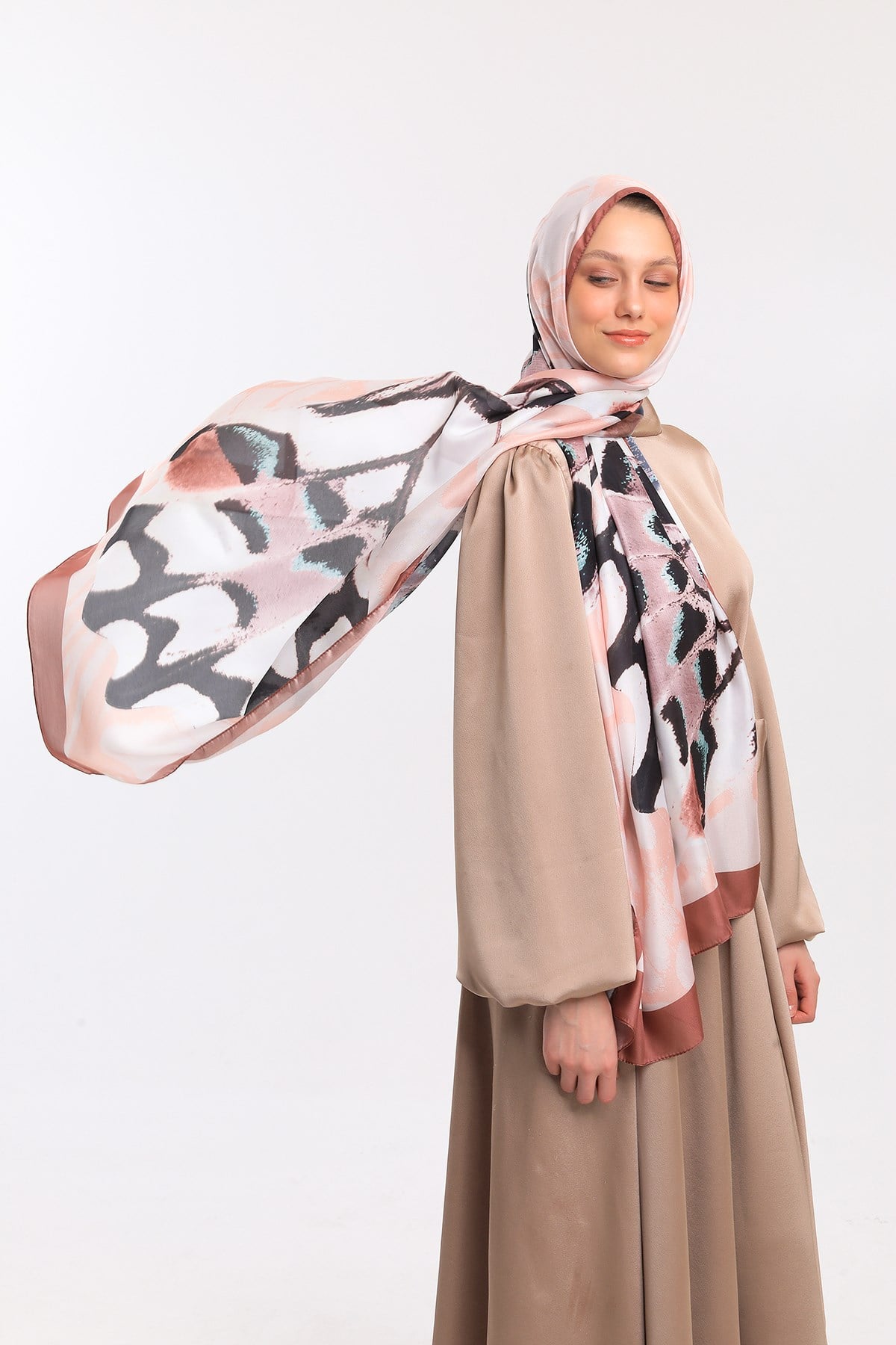 DORA SATEN SERİ ŞALKelebek Desen Dora Saten Seri Şal Askısı İle Birlikte 75x200 cm