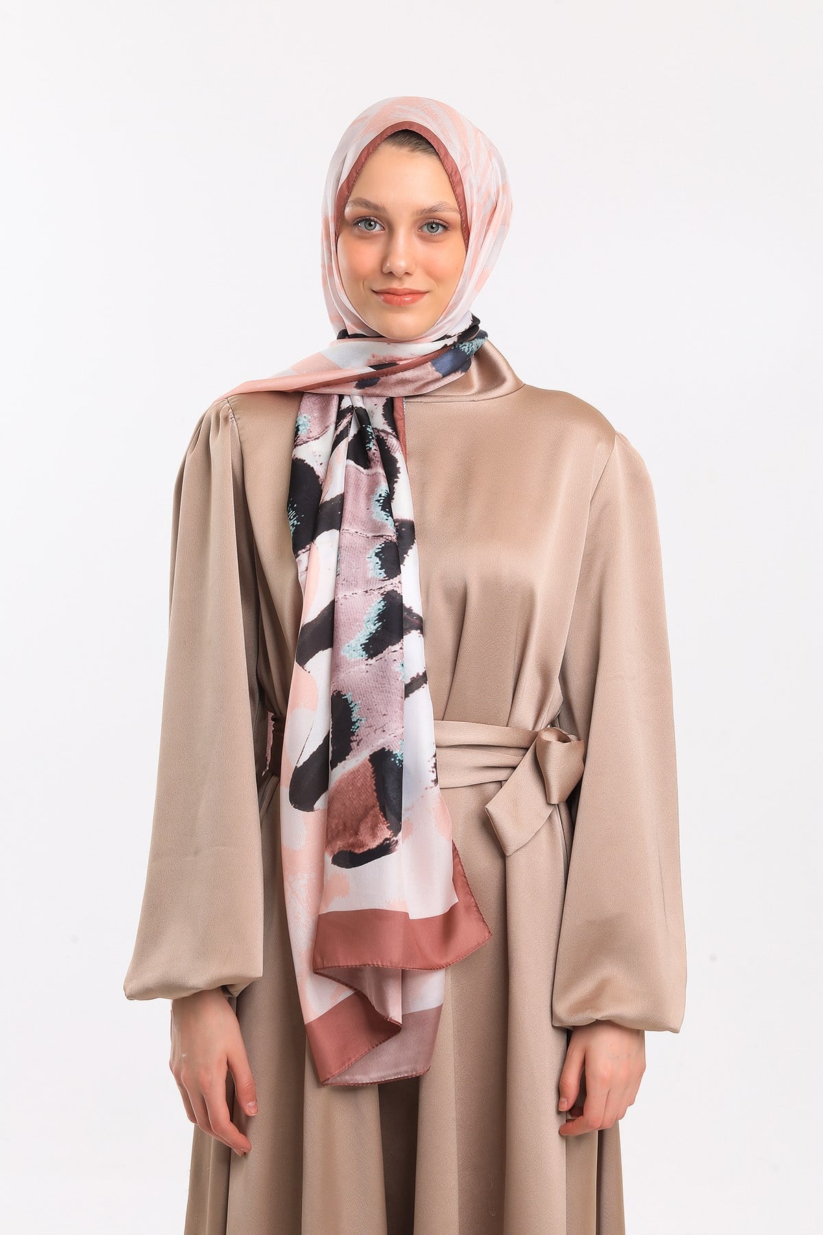 DORA SATEN SERİ ŞALKelebek Desen Dora Saten Seri Şal Askısı İle Birlikte 75x200 cm