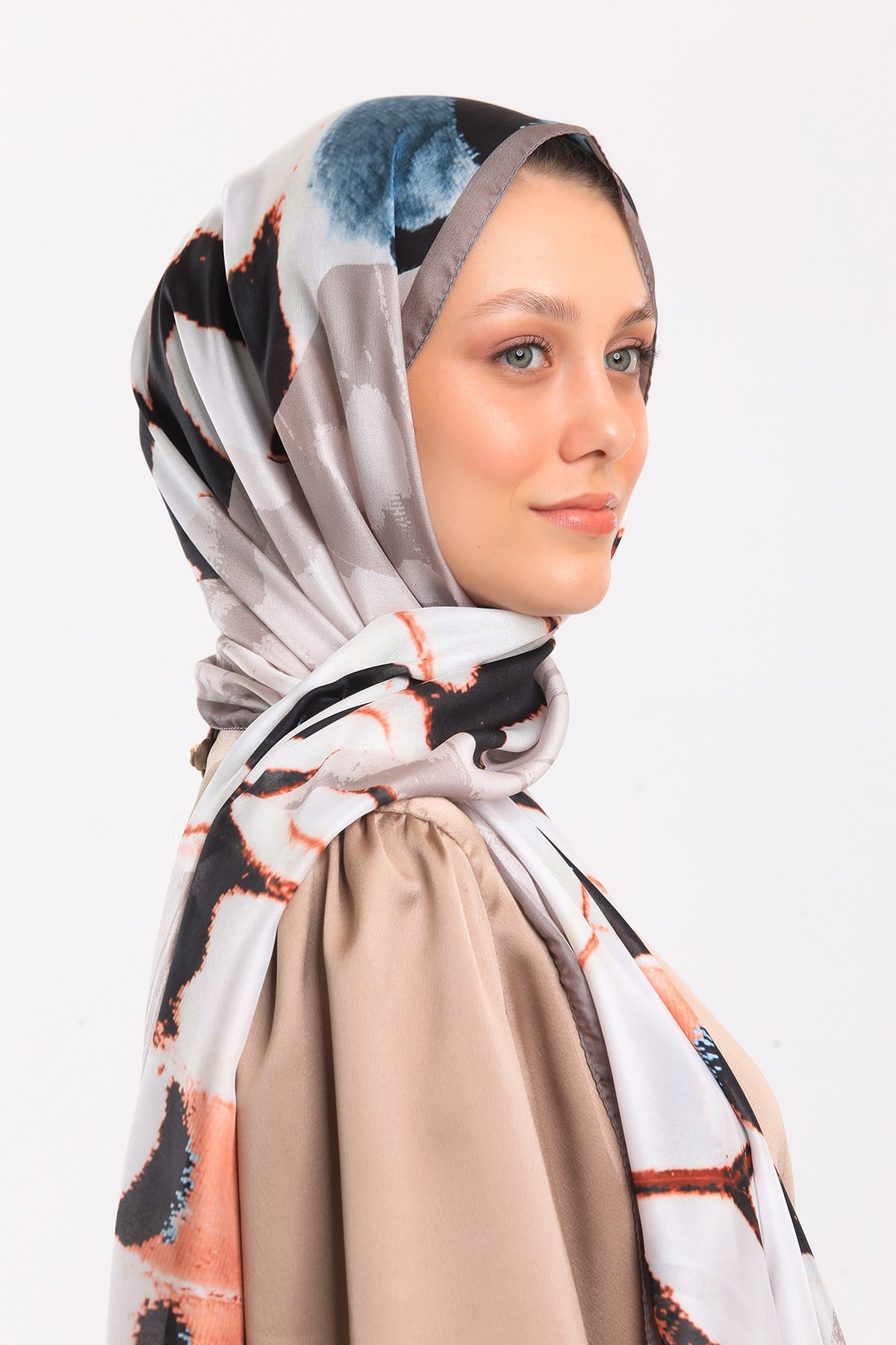 DORA SATEN SERİ ŞALKelebek Desen Dora Saten Seri Şal Askısı İle Birlikte 75x200 cm