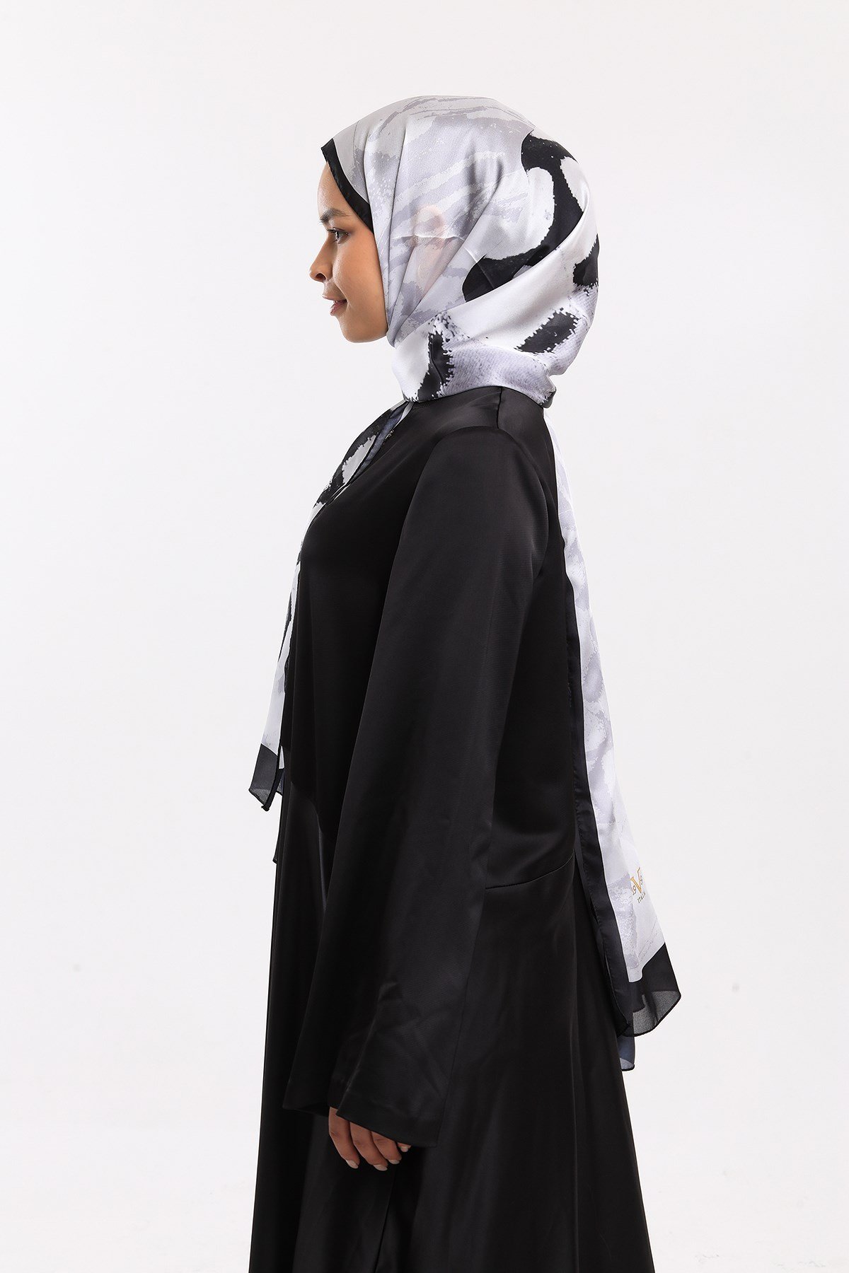 DORA SATEN SERİ ŞALKelebek Desen Dora Saten Seri Şal Askısı İle Birlikte 75x200 cm