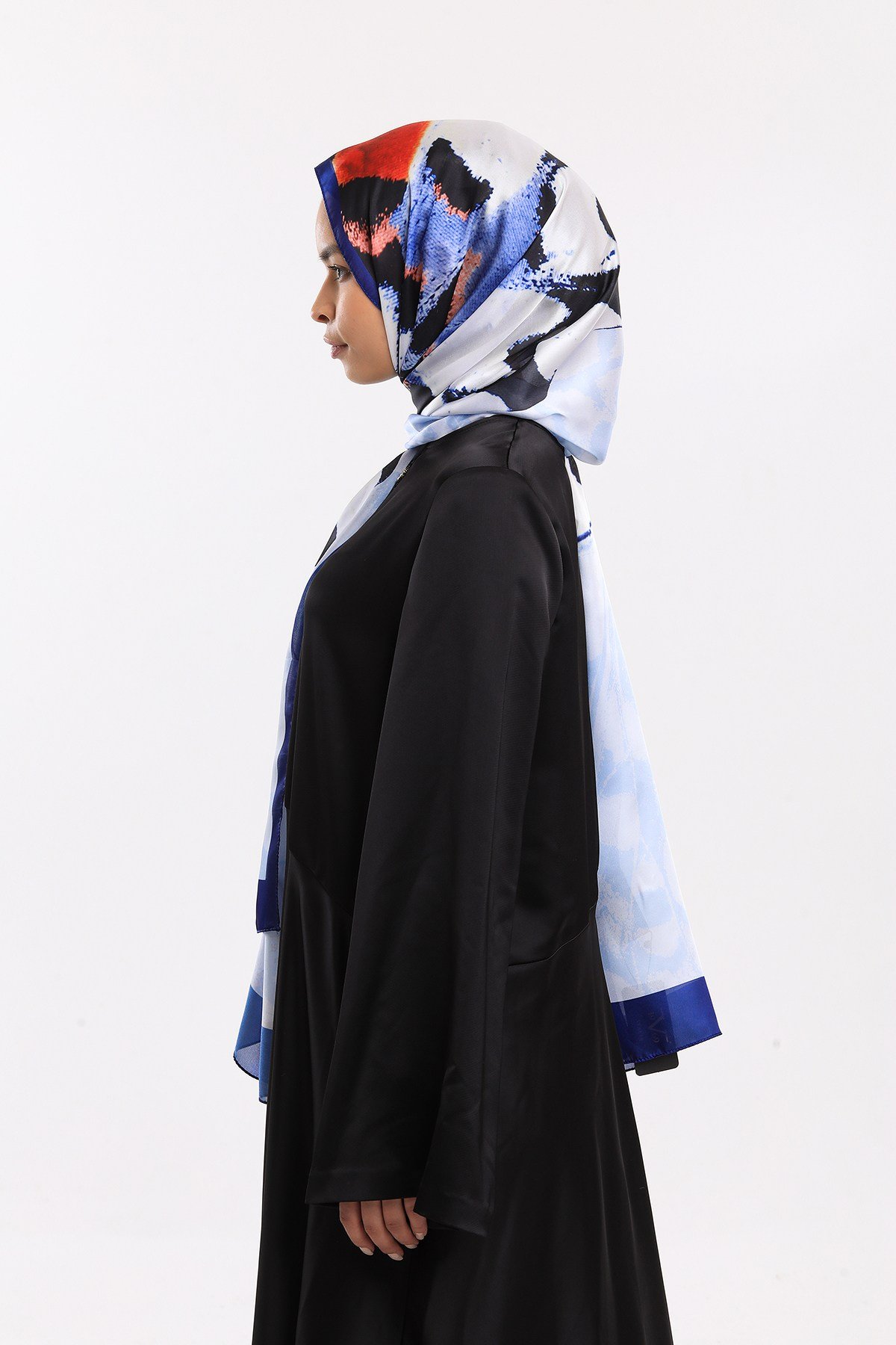 DORA SATEN SERİ ŞALKelebek Desen Dora Saten Seri Şal Askısı İle Birlikte 75x200 cm