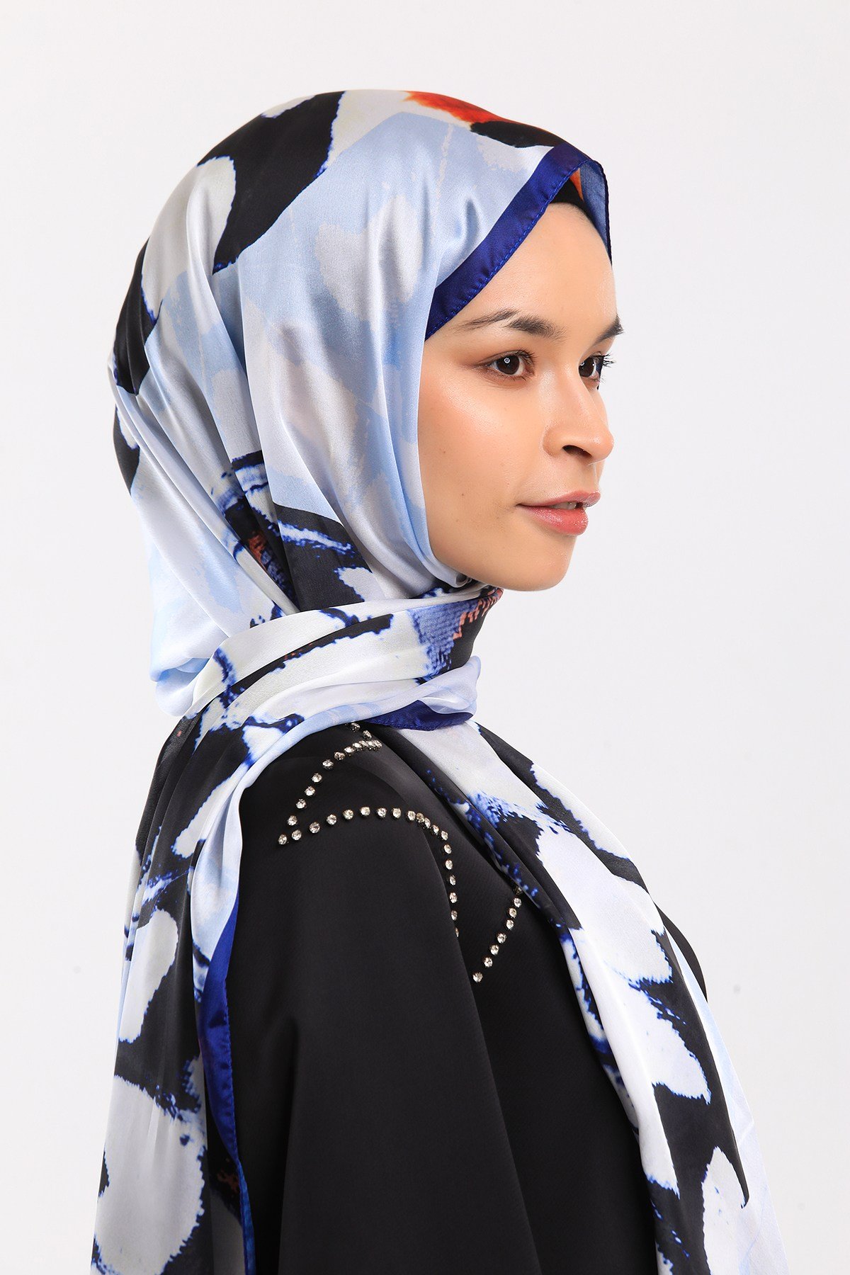 DORA SATEN SERİ ŞALKelebek Desen Dora Saten Seri Şal Askısı İle Birlikte 75x200 cm