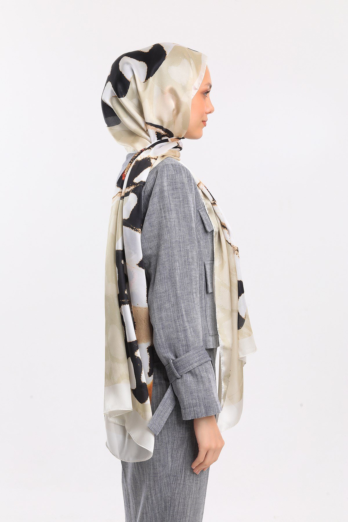 DORA SATEN SERİ ŞALKelebek Desen Dora Saten Seri Şal Askısı İle Birlikte 75x200 cm