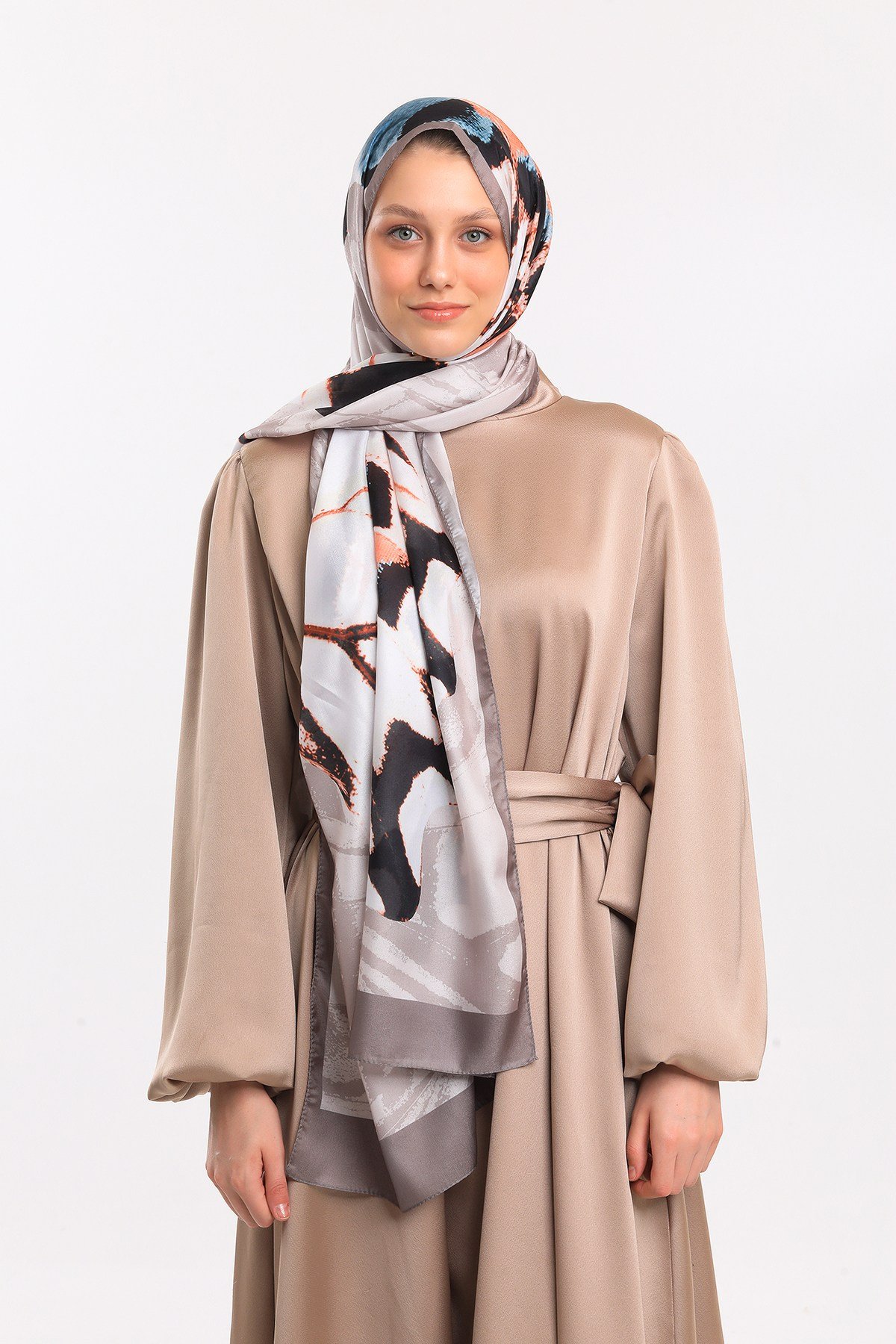 DORA SATEN SERİ ŞALKelebek Desen Dora Saten Seri Şal Askısı İle Birlikte 75x200 cm